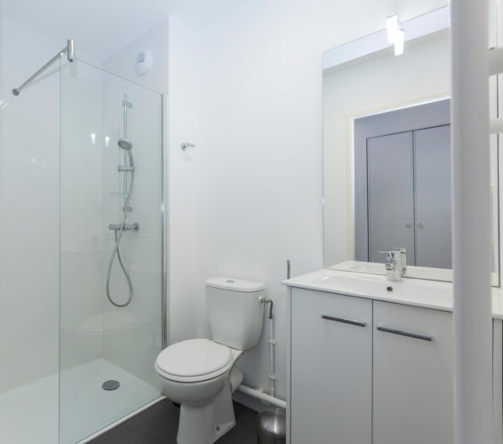 salle d'eau aménagée résidence étudiante toilette douche meuble miroir